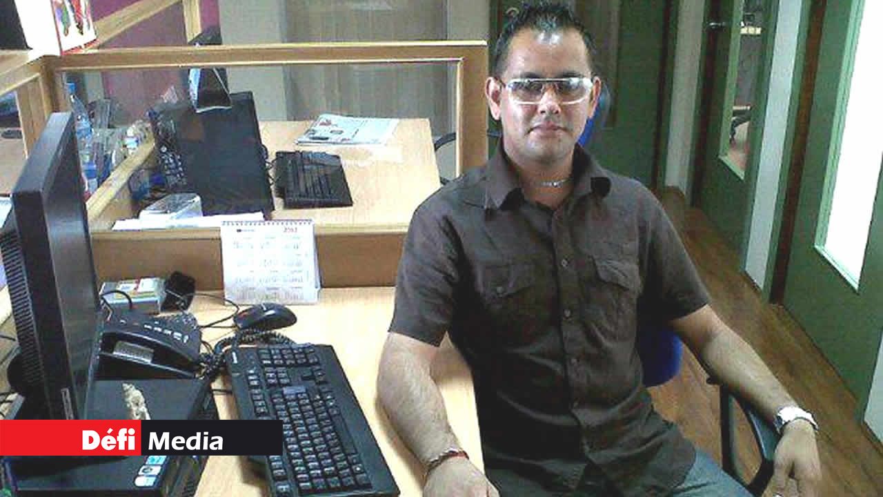 Khushal travaille seul dans son bureau à Floréal. 