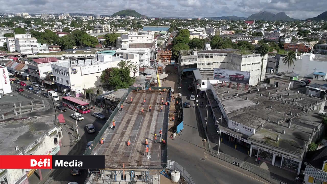 La nouvelle voie du métro à travers l’emplacement Arab-Town. Metro Express