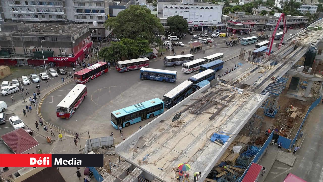 Ceux traversant la gare de Rose-Hill sont, maintenant, habitués à cette grande plate-forme au-dessus de leurs têtes. Metro Express