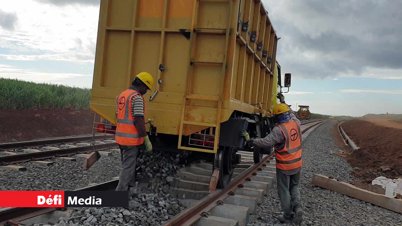 Un camion spécialement conçu pour combler l’espace entre les rails de grabeau à Chebel. Metro Express