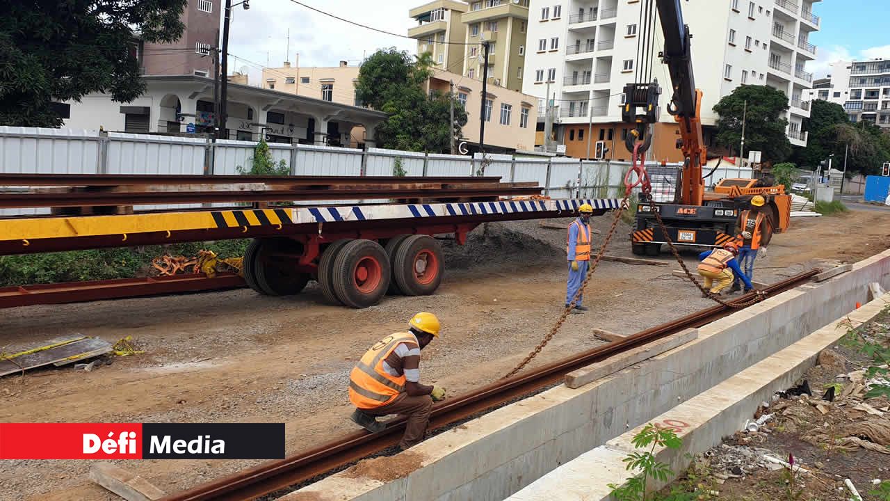 La Promenade Roland-Armand a définitivement été rasée pour faire de la place aux rails. Metro Express