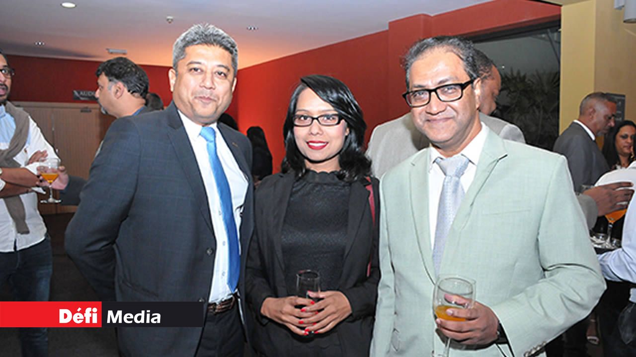 Yomesh Appanah, Assistant Director d’Accenture Operation, en compagnie de Karisma Srivastava, Human Resource, et Riad Roheemun Portfolio, Manager chez Accenture.