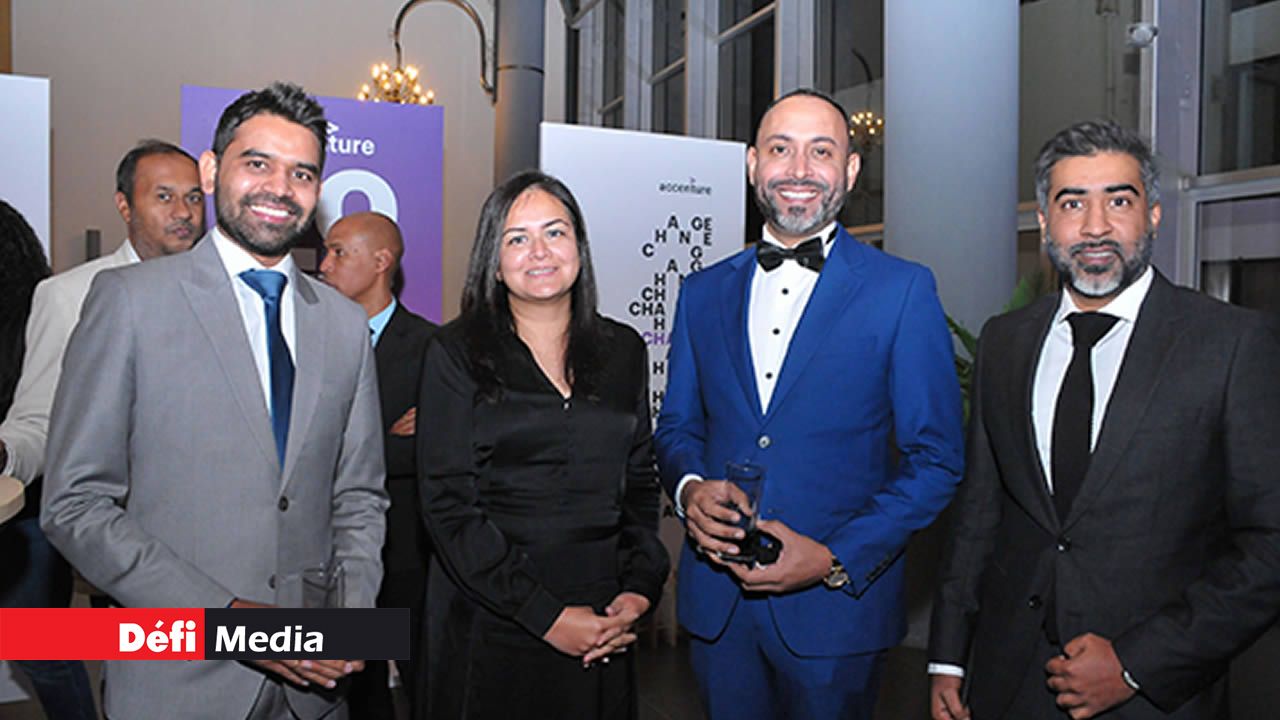 Kavish Seedam, Human Resource Bp, Yashmee Dewoo, Human Resource Country Director, Sayyad Boodhun, Director of Legal, et le Dr Riyad Ameerudden, Industry Portfolio Lead chez Accenture.