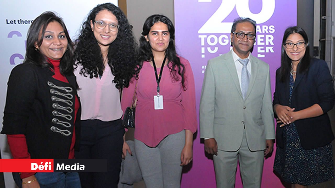 Dipna Suntoo, Engineering Services Senior Analyst, en compagnie de Bhumika Kushboo-Beeharry, Engineering Service Analyst, Ojashvi Awootar, Supply Chain Specialist, Riad Roheemun, Portfolio Manager, et Ummeh Rukshar Doorika, Engineering Service Analyst.