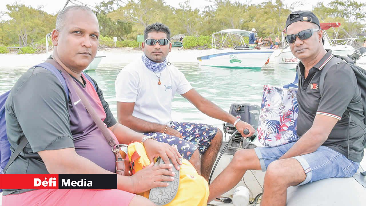 Des pirogues sont utilisées pour le transfert du catamaran vers l’île Plate.
