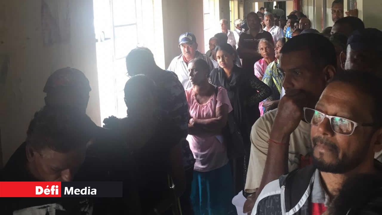 File d’attente à l’hôpital de Candos.