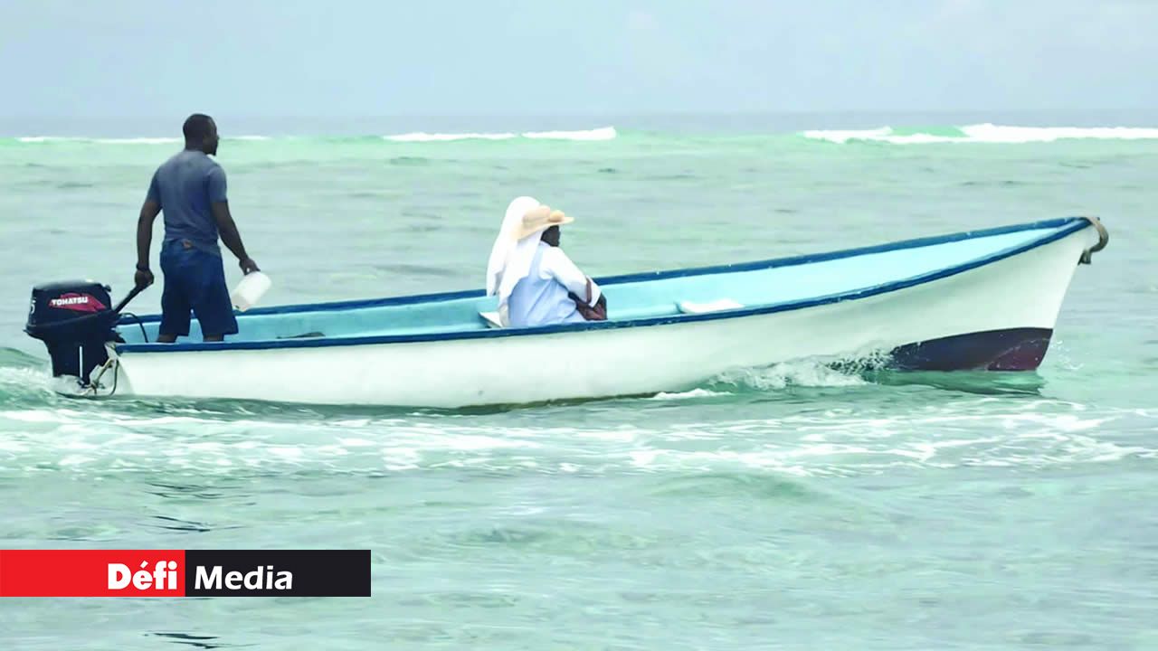 Les sœurs Dorothée et Laurentine faisant la traversée entre les deux îles en bateau.