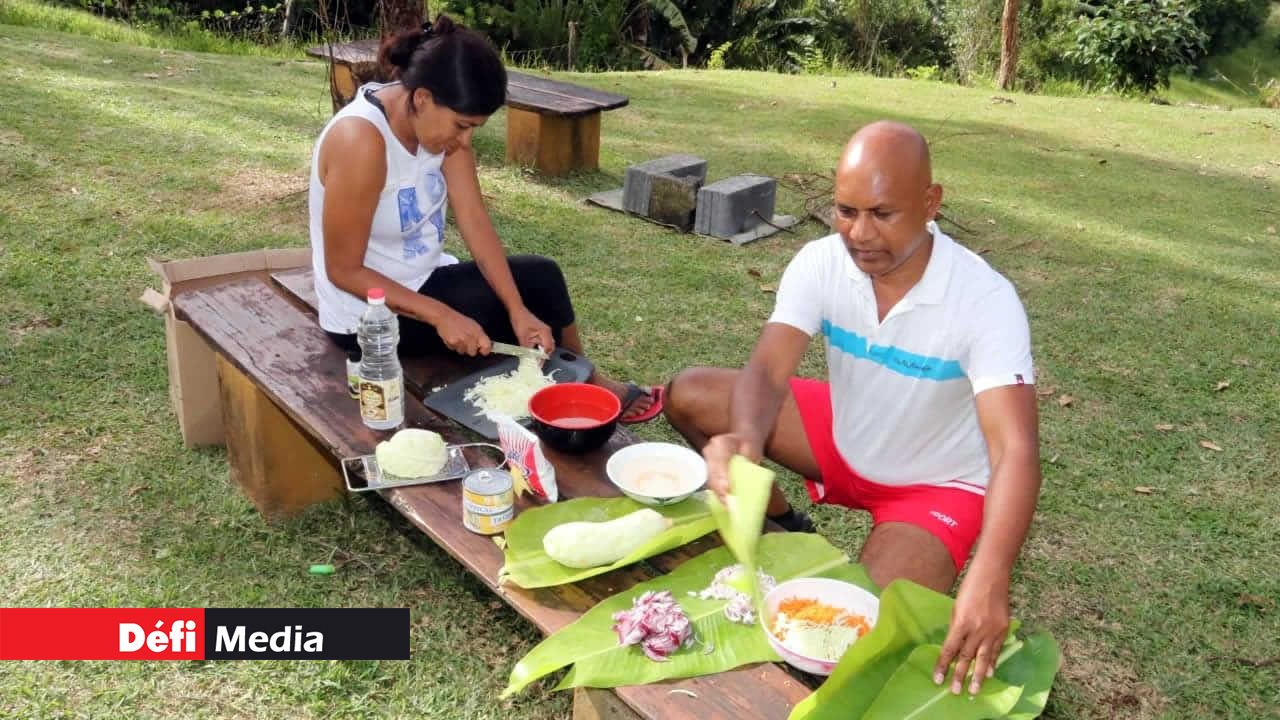 Shastry et Reshma préparent leurs salades. The Reality Show de Radio Plus