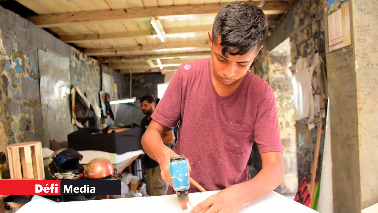 Le travail du bois peut s’apprendre depuis le plus jeune âge. Menuiserie