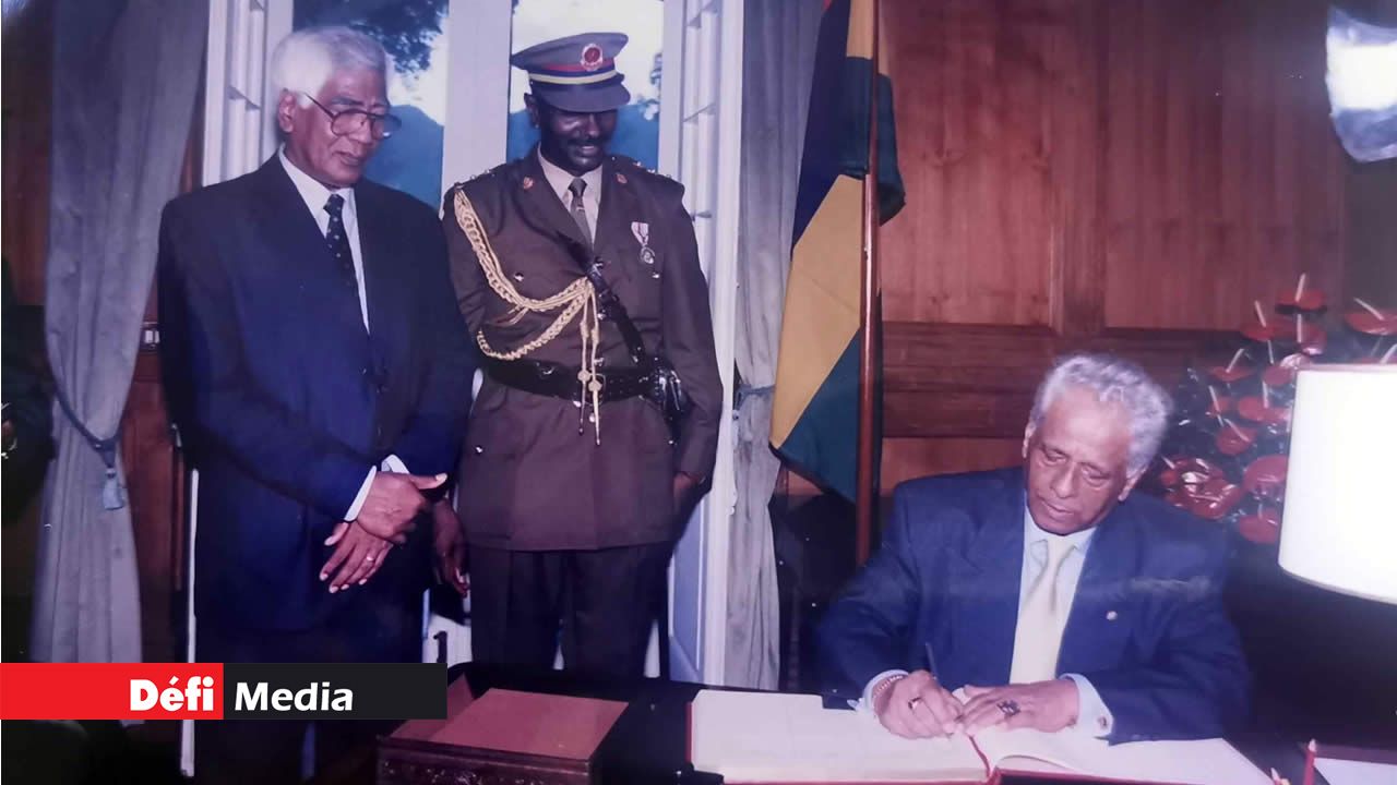 à la State House lors de sa prestation de serment comme Président en février 2002.