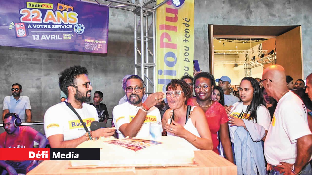 (De g. à dr.) Yaniish, Venen Coolen, Nela, Christelle, Océane et Harry devant le gâteau d’anniversaire de Radio Plus.