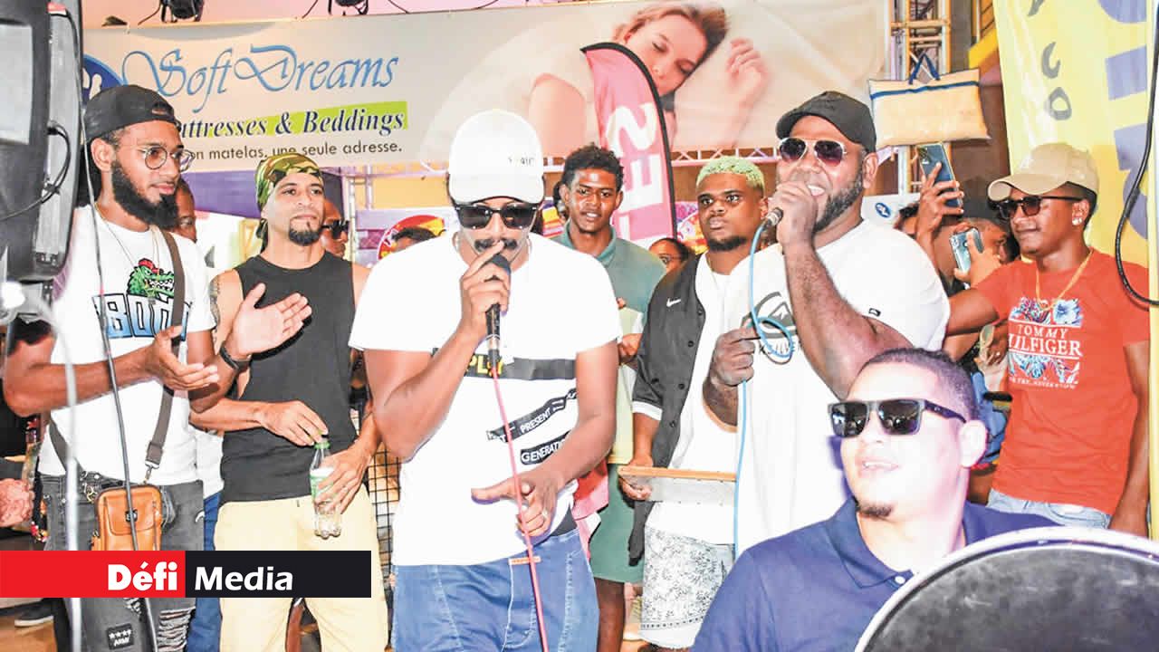 Présence des artistes sur place lors de la célébration.