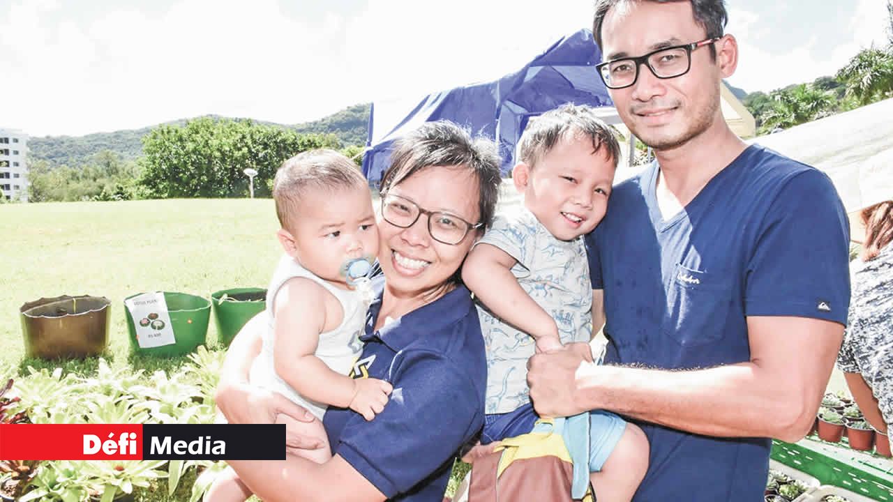 La famille Koon recherche des produits pour aménager son jardin.