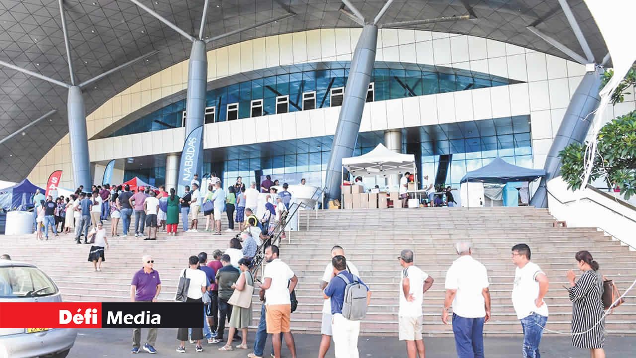 La file d’attente, dès l’ouverture des portes, témoigne de l’engouement des visiteurs pour ce salon.