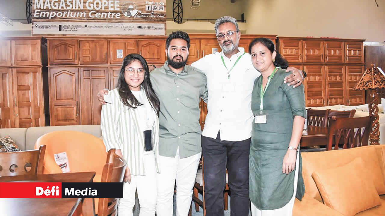 Ritesh Gopee du Magasin Gopee Emporium Centre, entouré de sa famille, notamment son père Ravi, sa mère Reena, et sa sœur Nreetika.