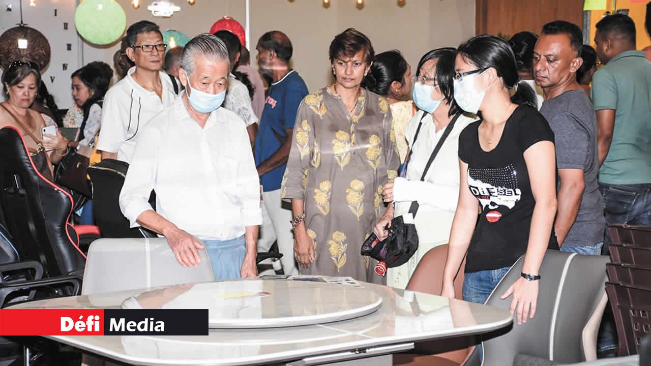 Chaises, tabourets de bar et tables sont légion sur le stand de Moderna Distribution.
