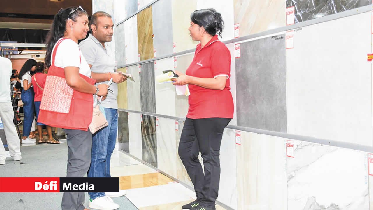 Des carreaux céramiques dans différents modèles sont disponibles sur le stand de Caunhye Plaza.