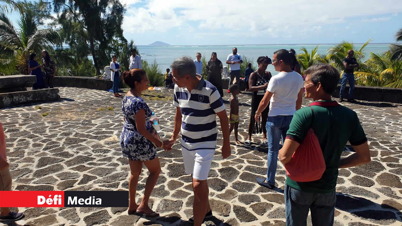 Xavier Duval avec les visiteurs. sir Gaëtan Duval
