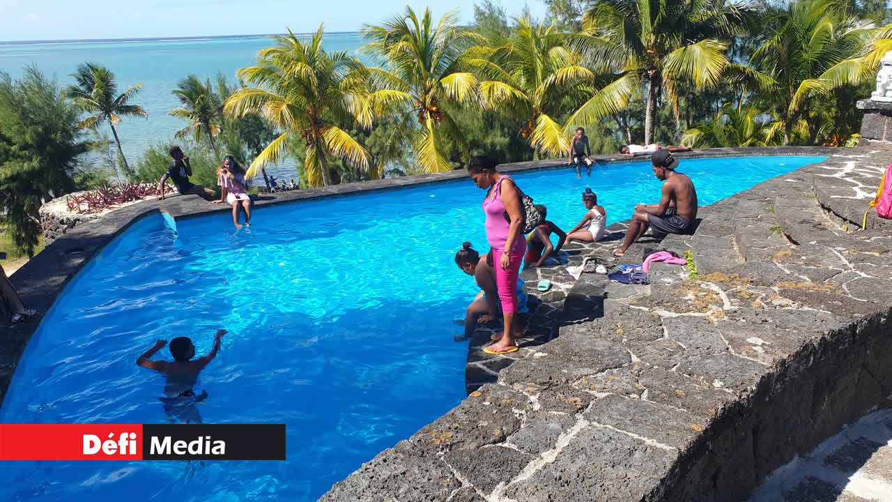 La piscine a été rénovée pour cet événement. sir Gaëtan Duval