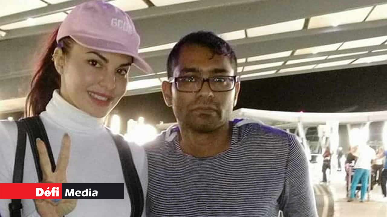 Jacqueline Fernandez est aussi une des deux actrices principales de Judwaa 2. Kunal lui a remis une carte tout comme il l’a fait pour Taapsee Pannu. Kunal Kutwaroo