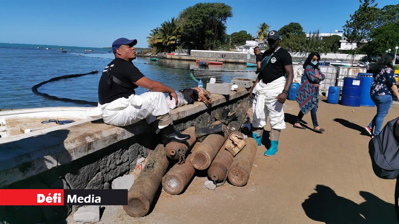 Des cylindrés vides sont attachés aux boudins pour la stabilité en mer