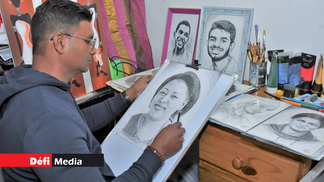 Harry Mootoosamy dessine le portrait de feue Géraldine Aliphon, une ancienne collègue. Ce portrait sera offert en hommage à sa famille.