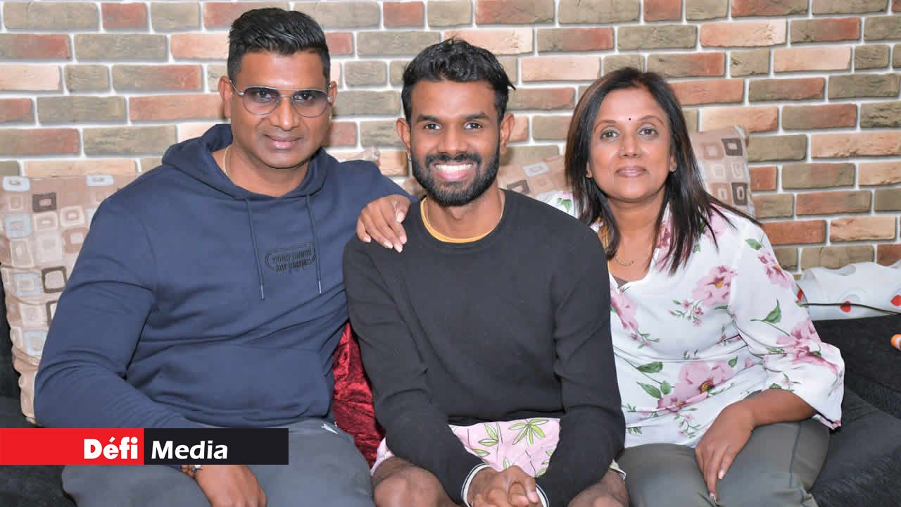 Harry Mootoosamy en compagnie de Geevem, l’un de ses fils, et son épouse Malini.