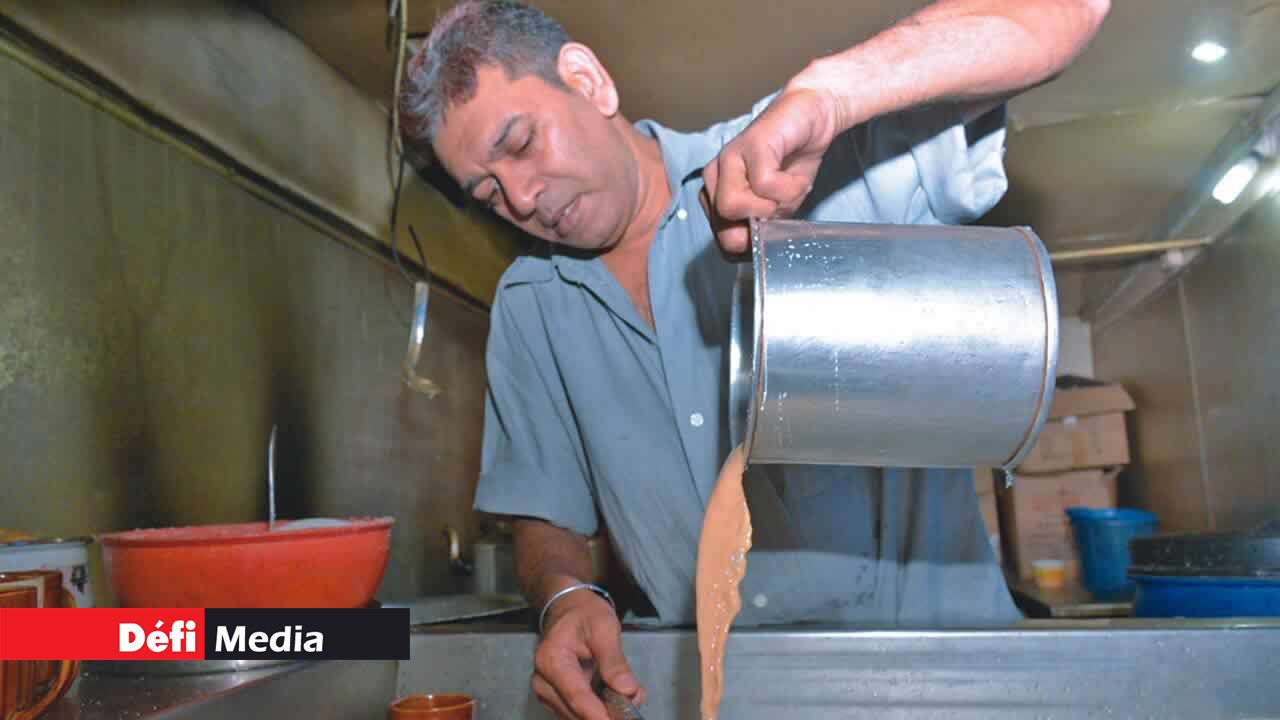 La préparation du précieux breuvage dans la cuisine de l’hôtel Providence.