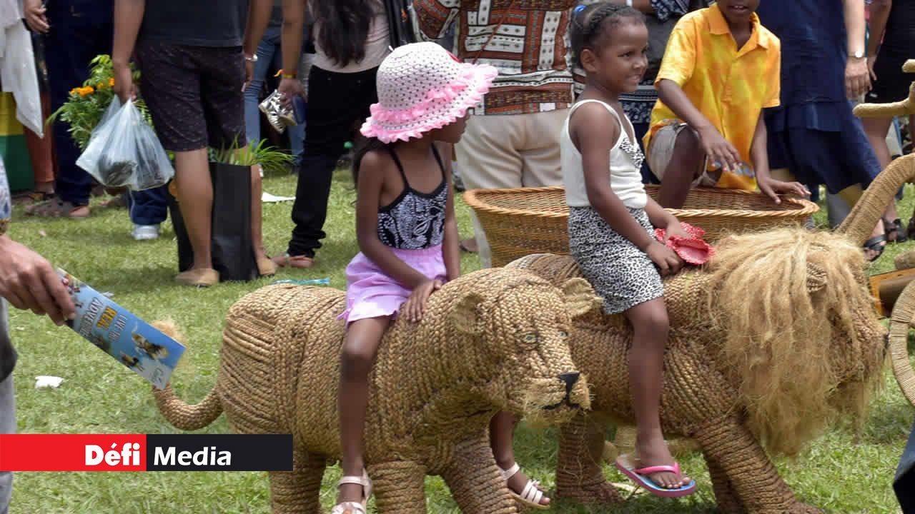 Des enfants s’amusant avec des produits fabriqués par la Prisons Unit. Kermesse au Gymkhana