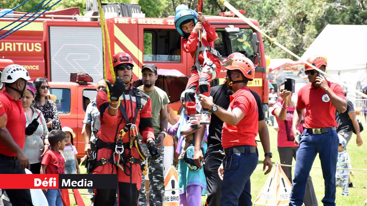 Les pompiers montrant aux petits des gestes qu’il faut faire en cas d’incendie. Kermesse au Gymkhana