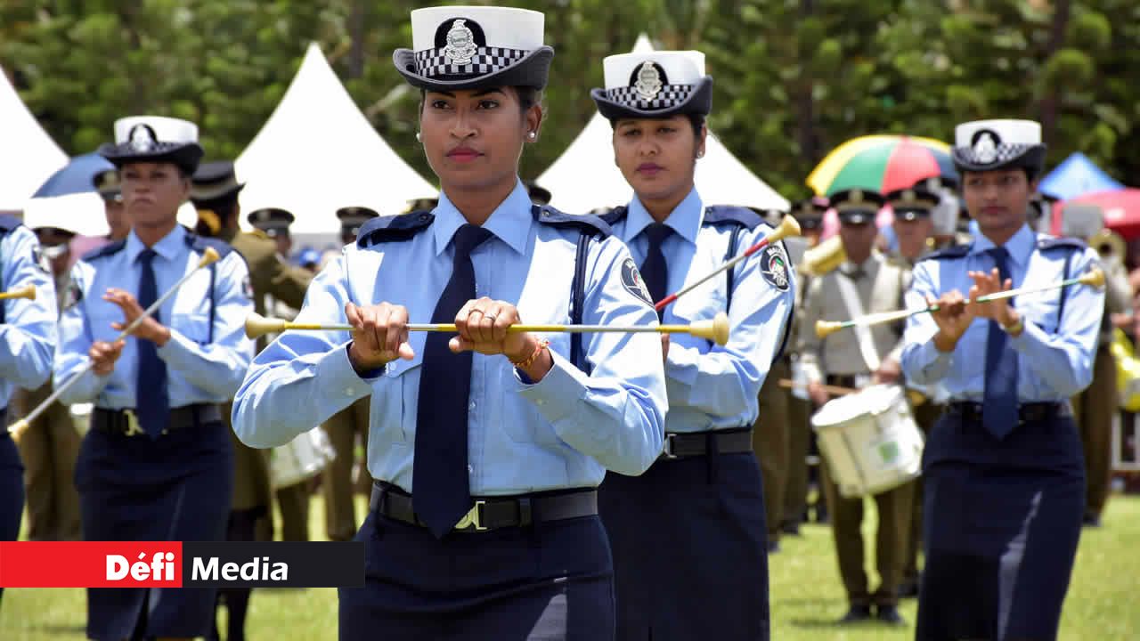 Des policières majorettes : splendides! Kermesse au Gymkhana
