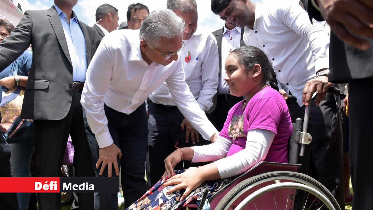 Le PM s’entretenant avec une autrement capable. Kermesse au Gymkhana