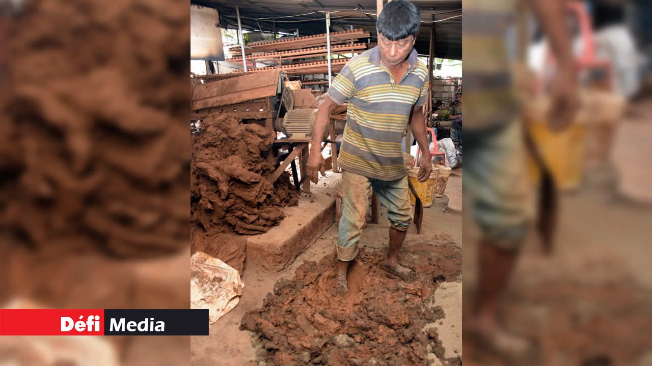 Une fois les trois types d’argile mélangés, ils sont écrasés avec les pieds jusqu’à l’obtention d’une mixture. lampes