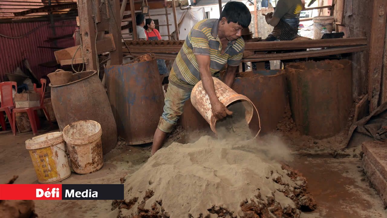 L’atelier de Vidya Dawoonah utilise un mélange spécial secret, composé de trois types d’argile, pour fabriquer des lampes solides. lampes