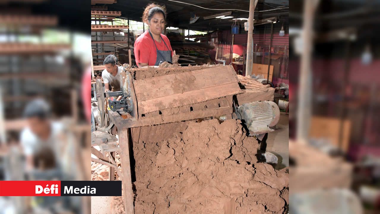 L’argile est ensuite passée à la machine pour qu’elle devienne une pâte plus lisse et malléable. lampes