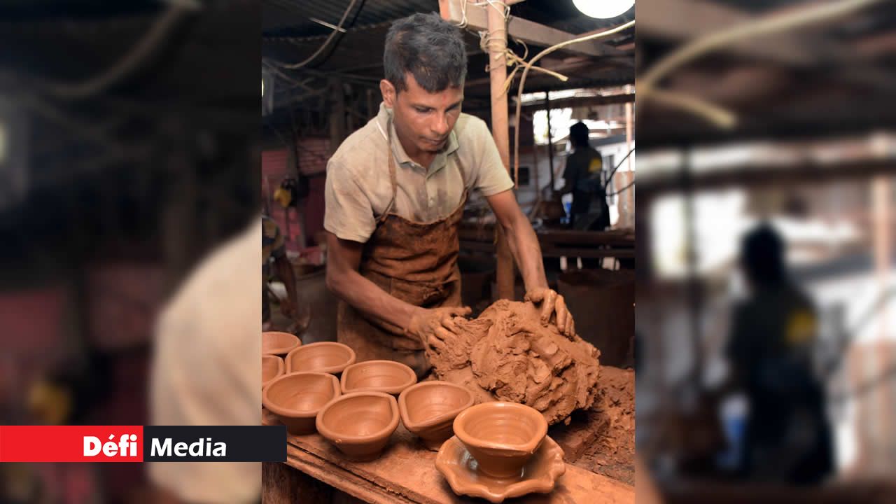 La pâte d’argile est placée sur une plaque où se fera le modelage. lampes