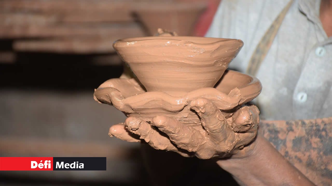 Voici une lampe fraîchement modelée et sculptée. Reste plus que l’étape du séchage. lampes