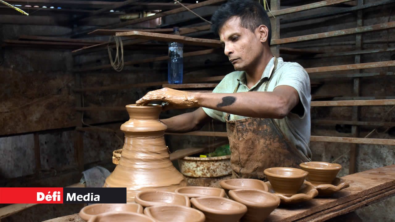 Diverses techniques de poterie peuvent être utilisées pour concevoir des pièces : le tour, le modelage, la sculpture, les colombins, le pincé, etc. lampes