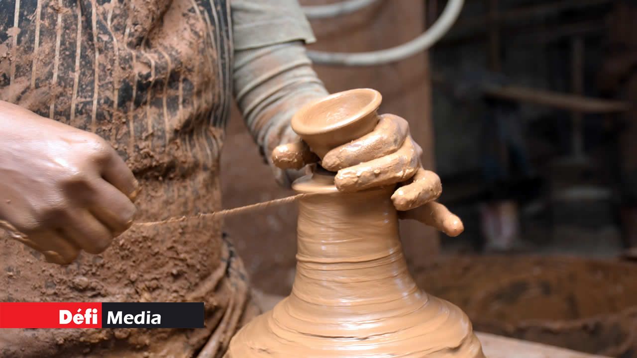 Après le modelage et la sculpture des lampes, on coupe à partir du bas à l’aide d’un fil pour obtenir plusieurs morceaux. lampes