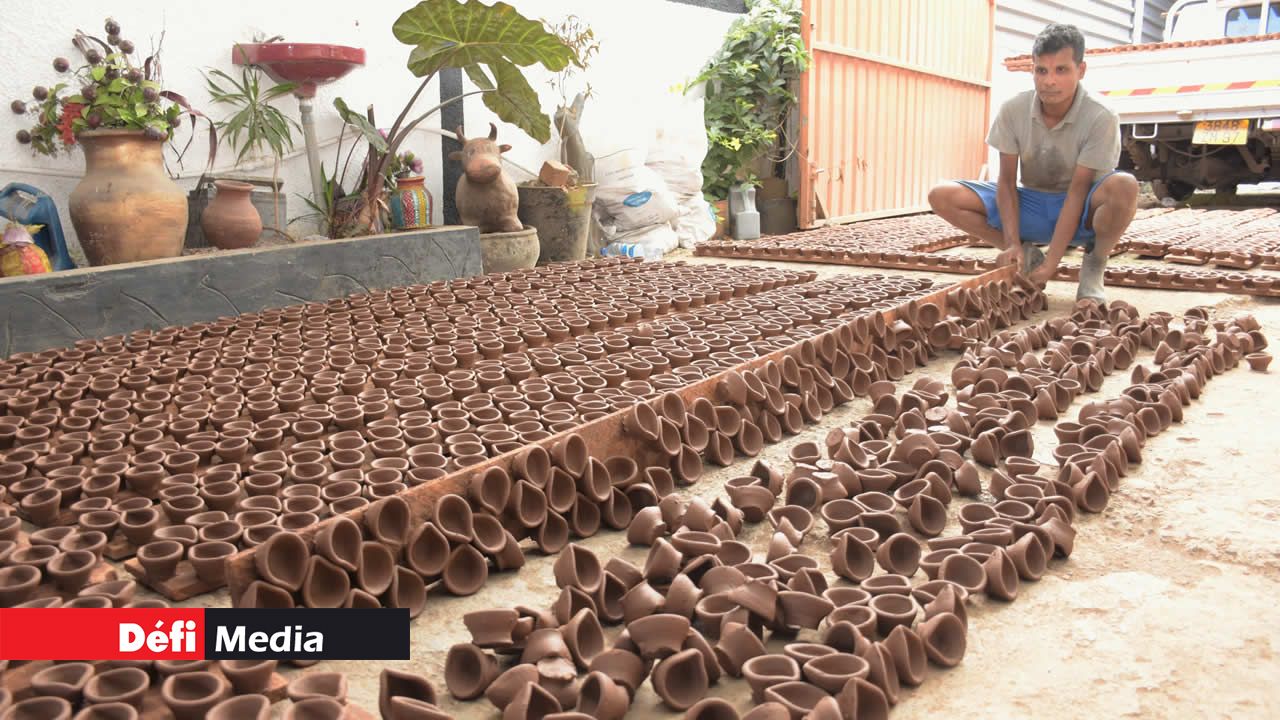 Les lampes fraîchement modelées sont laissées à l’air libre pour qu’elles sèchent. lampes