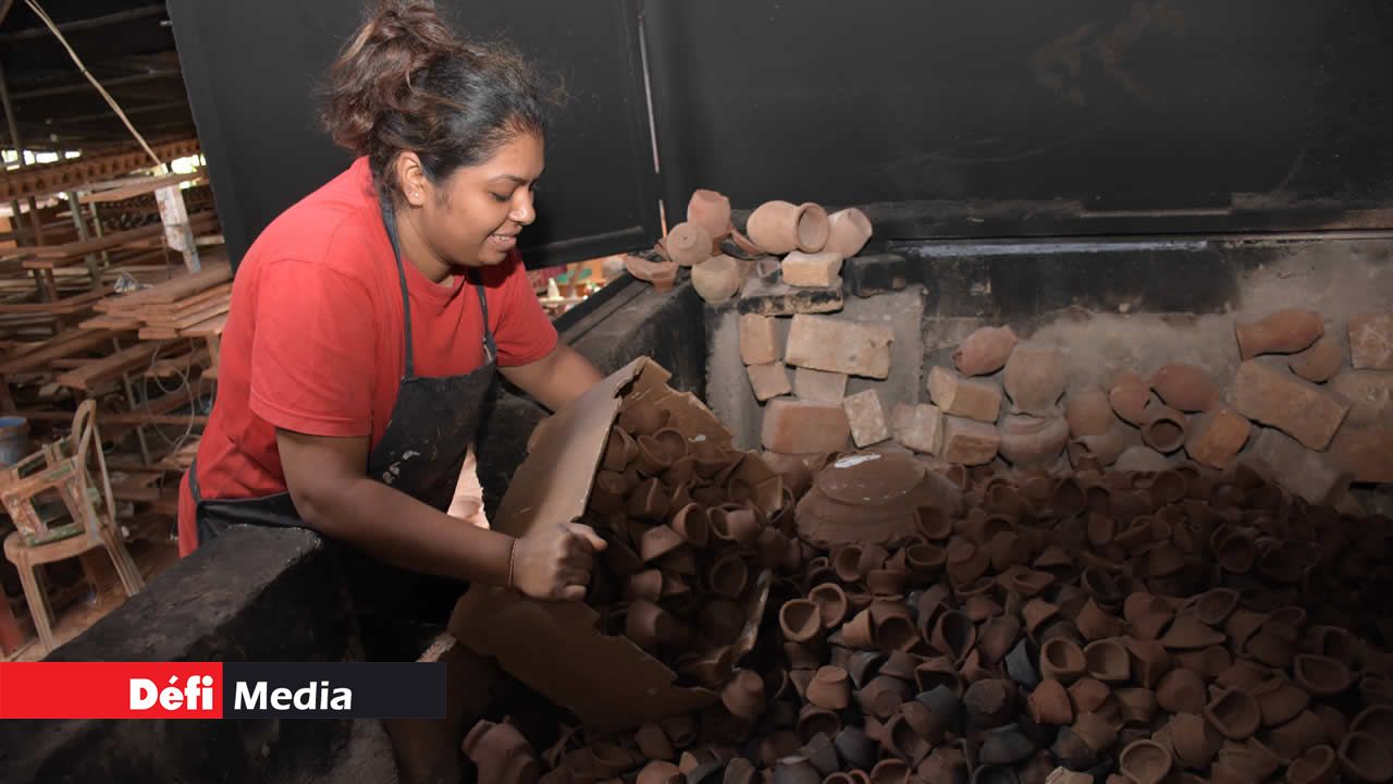 Une fois sèches, les lampes sont mises au four pour que l’argile durcisse. lampes