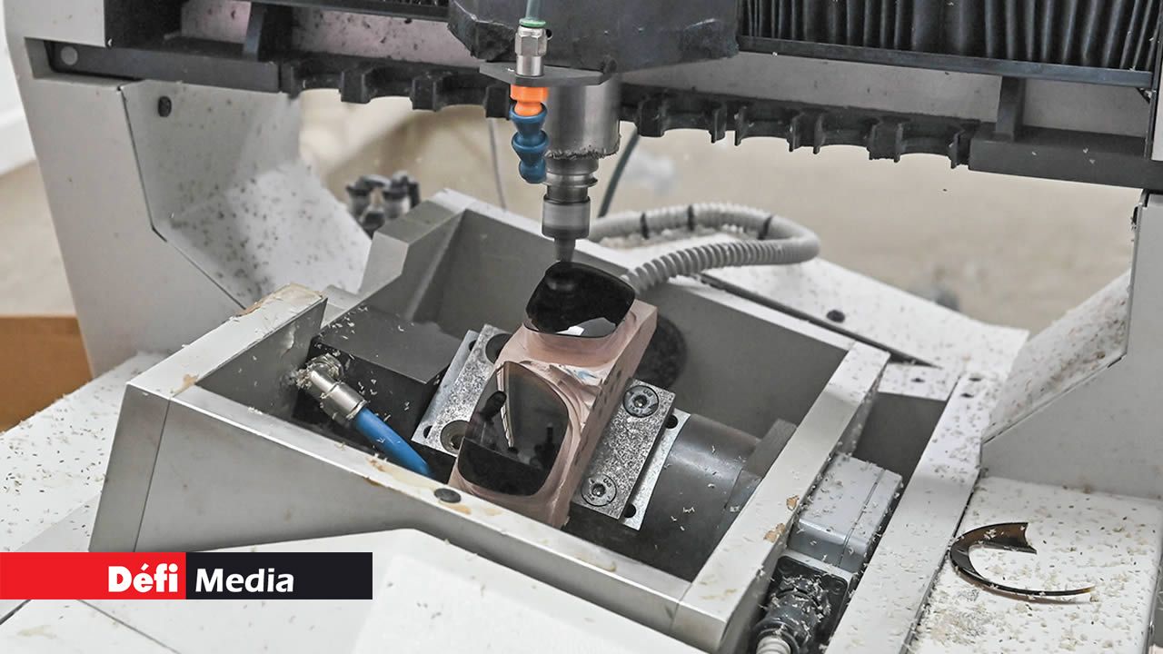 Les verres solaires sont découpés avec précision.