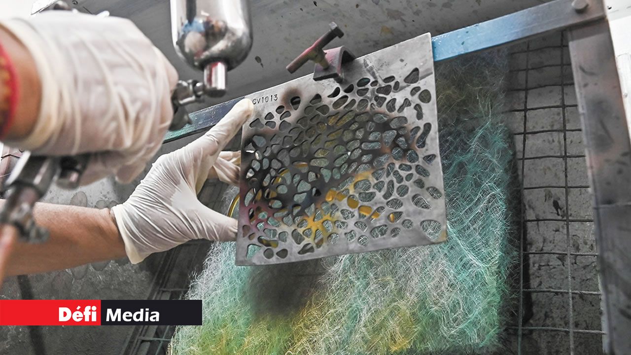 Des motifs sont peintes sur les montures.