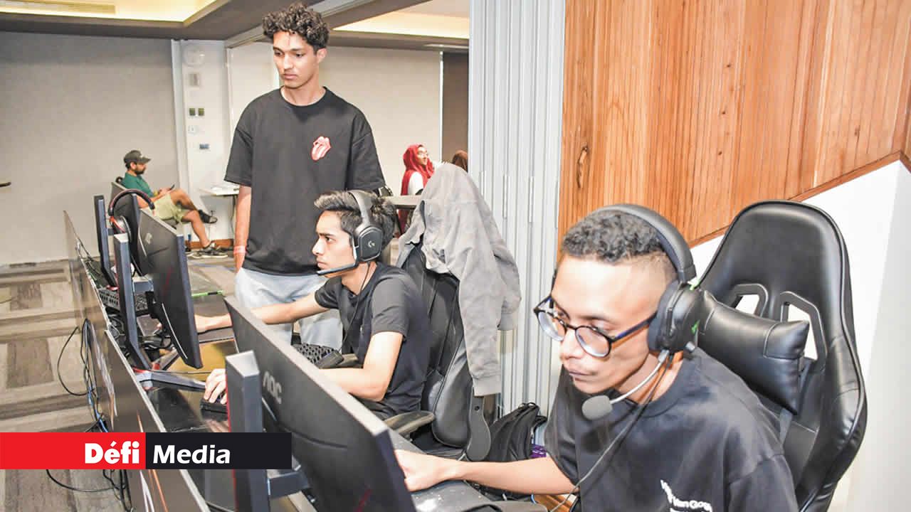 Les joueurs en compétition dans le tournoi sur Counter Strike 2.