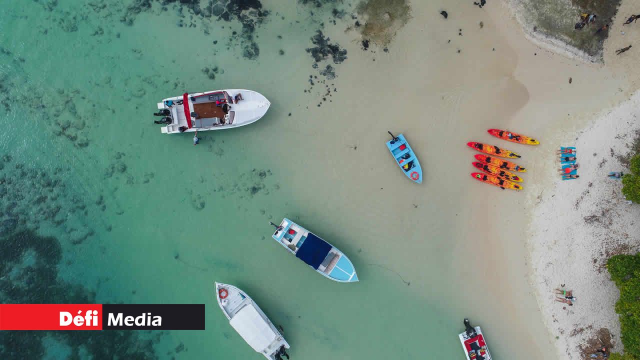 Les bateaux et les kayaks continuent d’approcher l’île d’Ambre.
