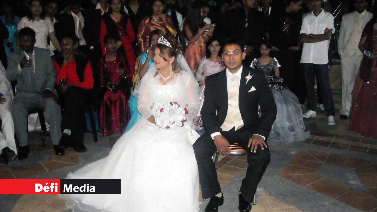 Shazia et Alli Jaffar est le premier couple dont le mariage civil a été organisé par Radio Plus en 2010. Saint-Valentin