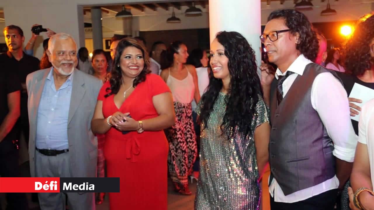 Raouf Bundhun, l’ancien vice-président, et Shareemah Boolakee, Business Development Consultant au Défi Media Group, échangent quelques mots avec Thallie Ann Seenyen et Jerry Constance, de Kokofaya. Musique