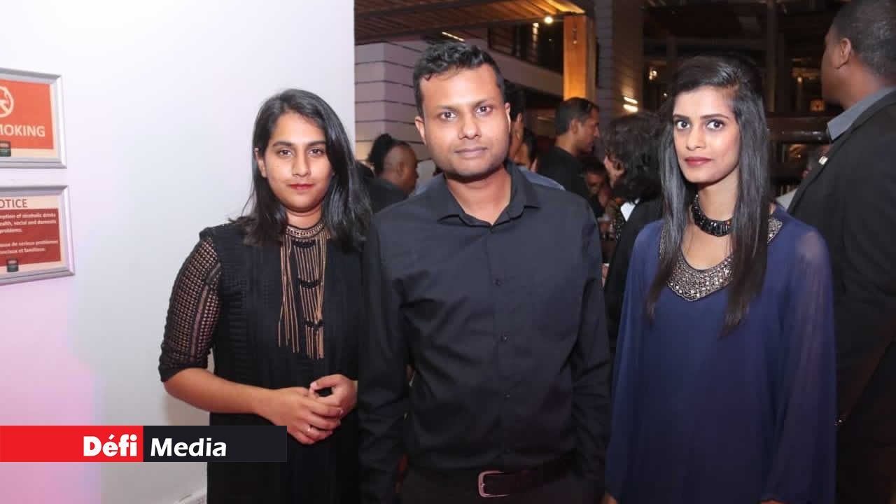 Atish Karoo, Marketing Manager de Panarottis, est entouré d’Azia Khudurun et Kawther Heerah, toutes deux Marketing Officers chez Panarottis. Musique