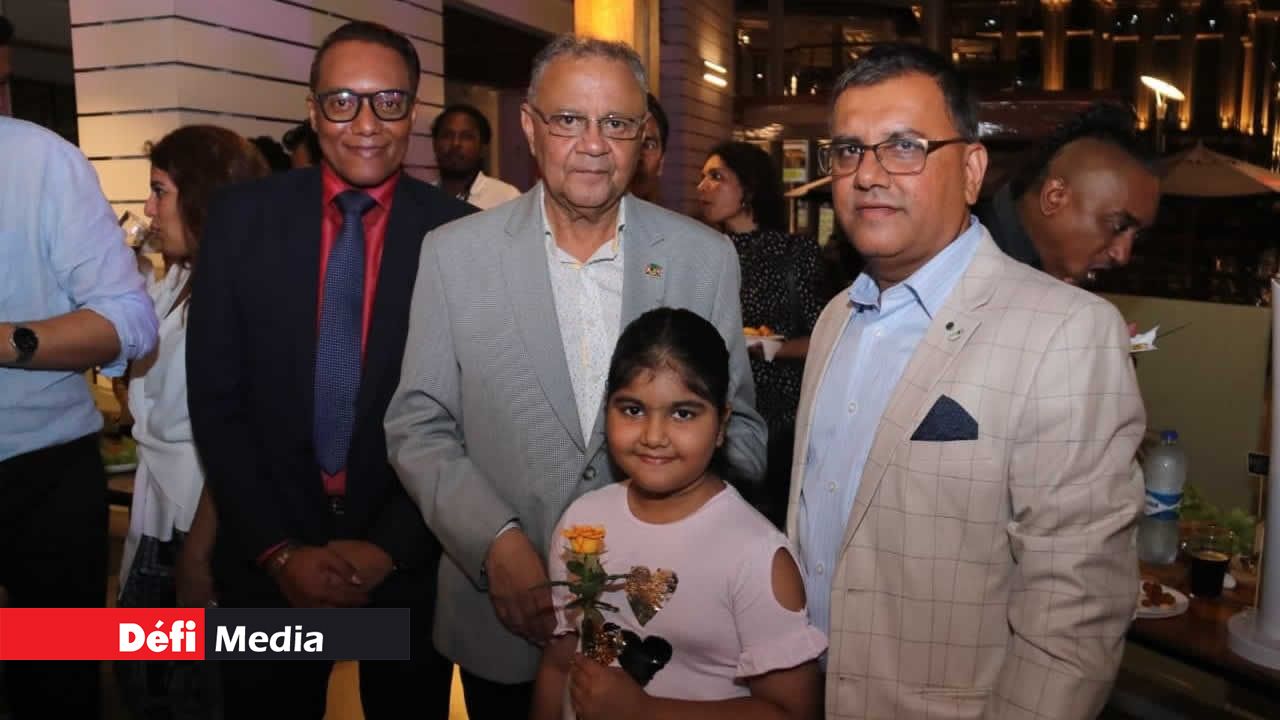 Jean-Luc Émile de Télé Plus, le vice-président Eddy Boissezon et Imran Bahadoor, le Group HR Manager du Défi Media Group, ici en compagnie de sa fille, Haadiyah. Musique