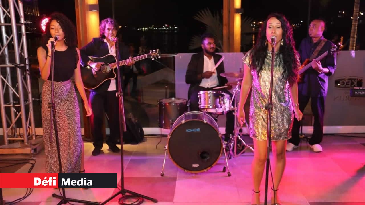 Le groupe Kokofayo présente la chanson pour la première fois au public. Musique